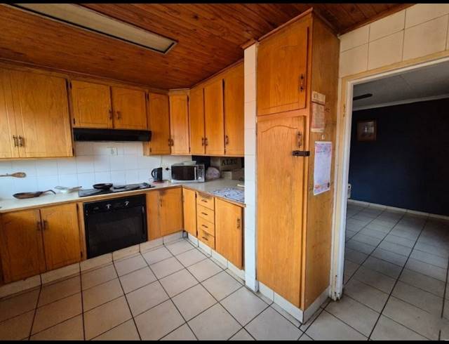 3 BEDROOM TOWNHOUSE FOR SALE IN VANDERBIJLPARK CE 2